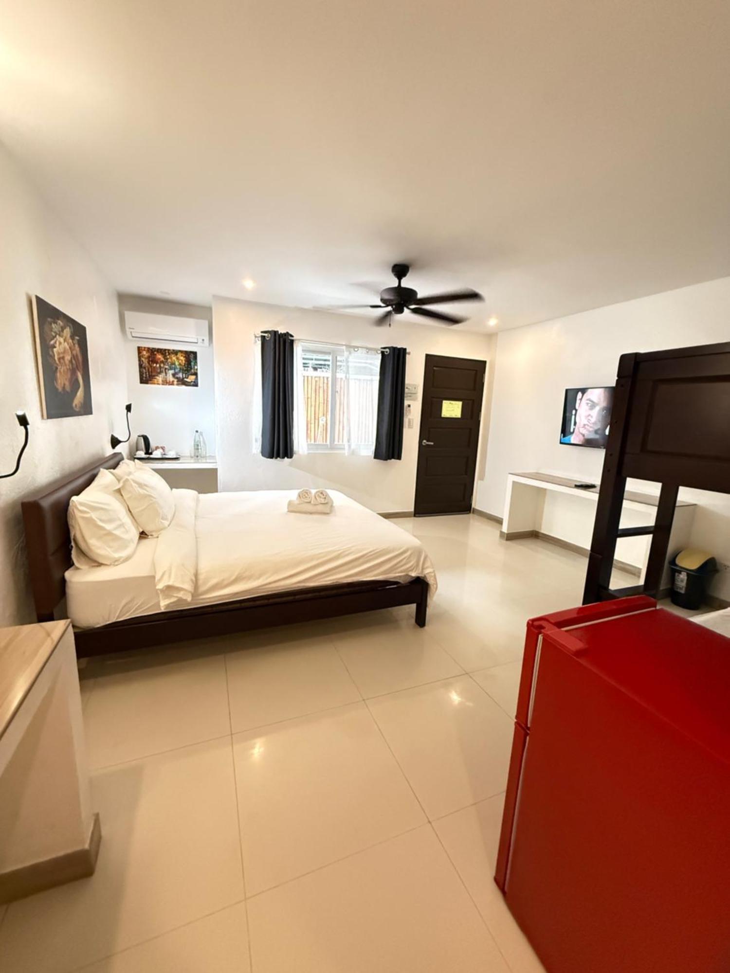 Calypso Beach And Dive Resort Manoc-Manoc Экстерьер фото